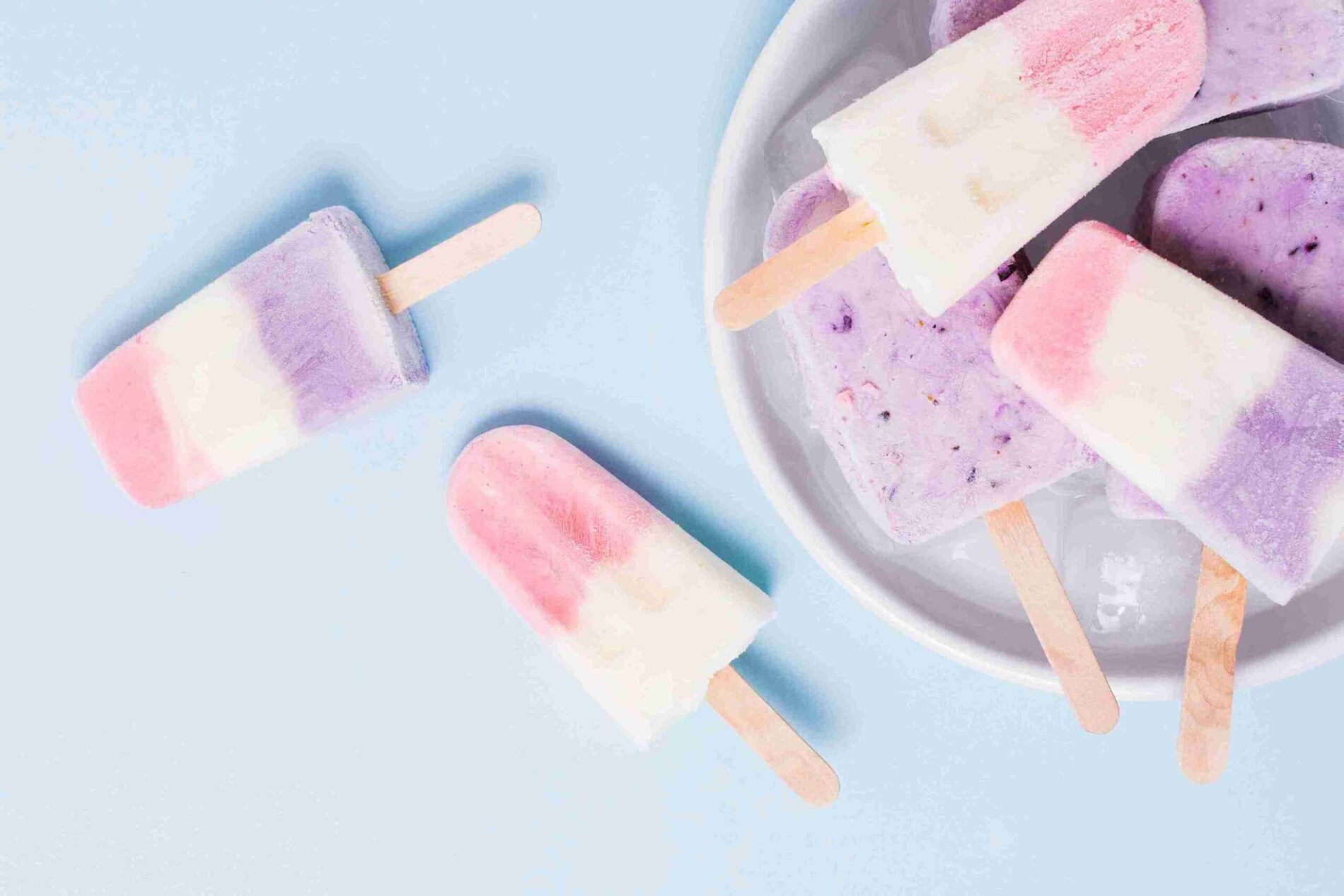 4 cotton candy popsicles in plate and 2 on side